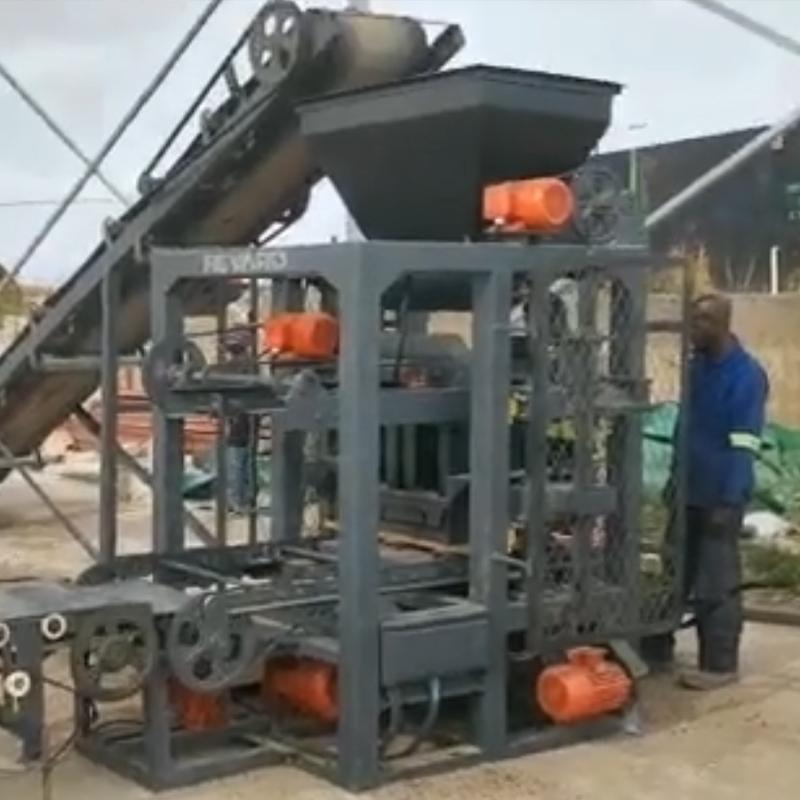 Blocs de béton finis empilés sur le site du client