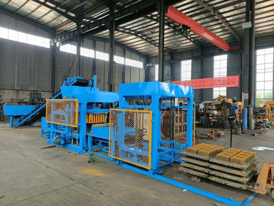 Ligne QT4-18 en atelier avec blocs creux jaunes