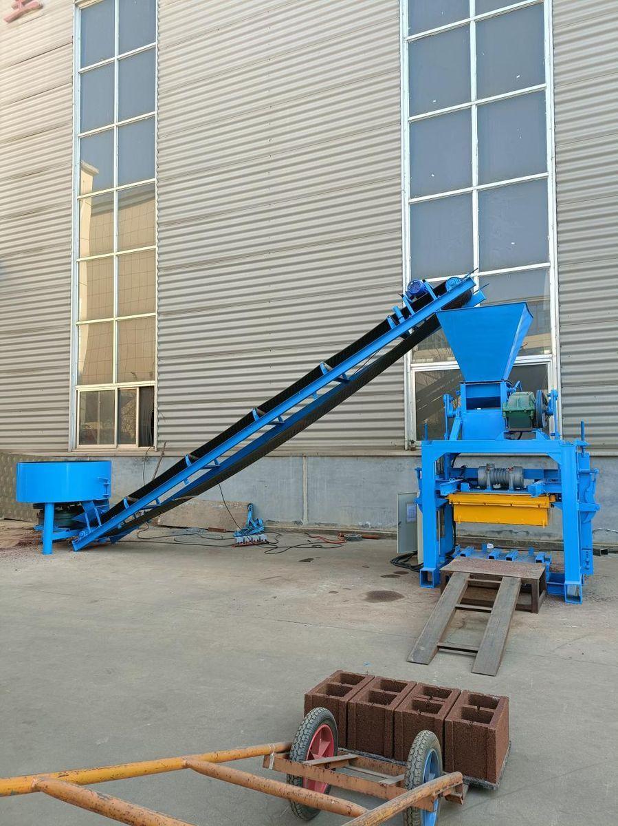 QT4-40A machine à blocs en production en atelier