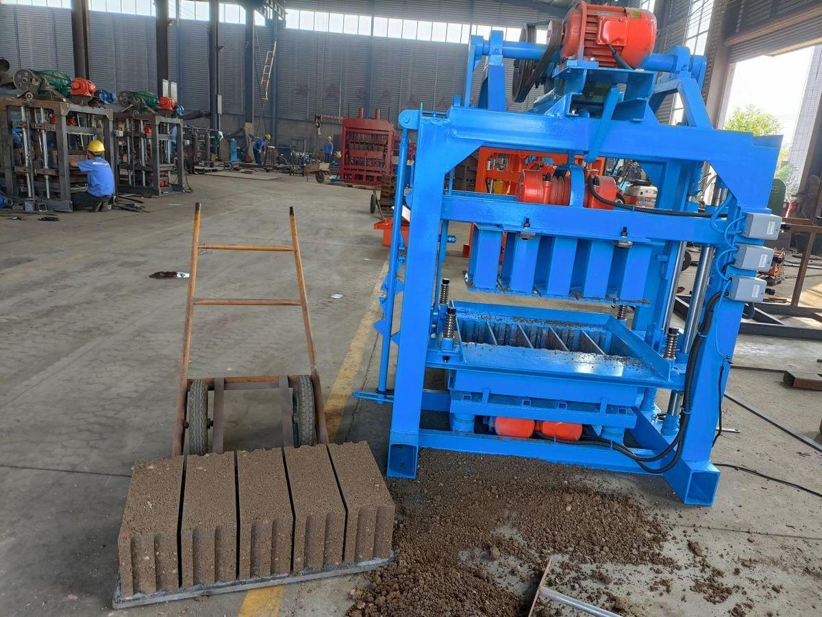 Pondeuse QT4-40 en production à notre usine